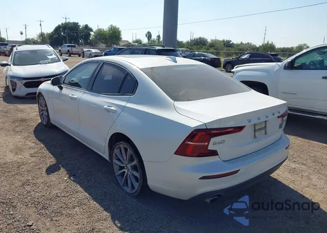 2019 Volvo S60 T5 Momentum z USA, uszkodzony, nr VIN 7JR102FK0KG011892